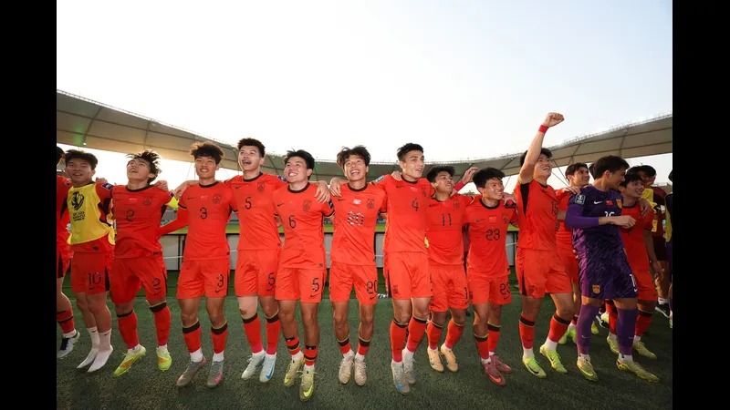 Cầu thủ U23 Trung Quốc và U23 Nhật Bản tranh chấp bóng trên sân cỏ Cầu thủ U23 Trung Quốc và U23 Nhật Bản tranh chấp bóng trên sân cỏ