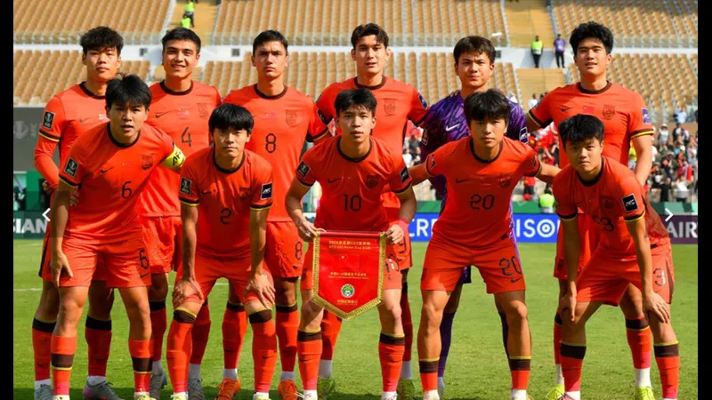 Cầu thủ U23 Trung Quốc tạt bóng vào vòng cấm U23 Nhật Bản Cầu thủ U23 Trung Quốc tạt bóng vào vòng cấm U23 Nhật Bản
