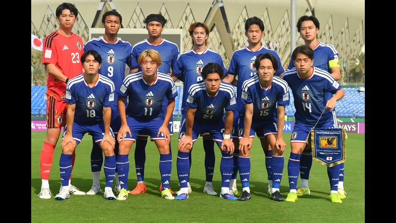 Cầu thủ U23 Nhật Bản nỗ lực giữ bóng trước U23 Trung Quốc Cầu thủ U23 Nhật Bản nỗ lực giữ bóng trước U23 Trung Quốc